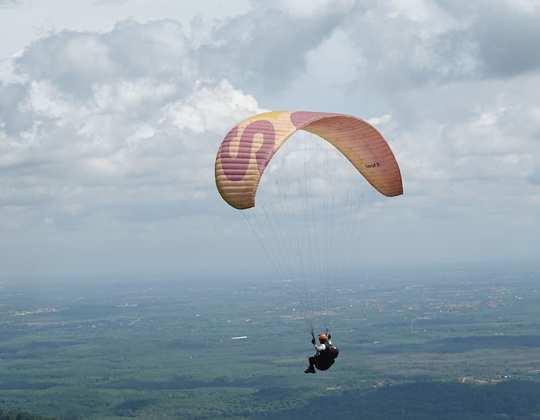 Banner 12 Rekomendasi Wisata Sky Diving di Indonesia