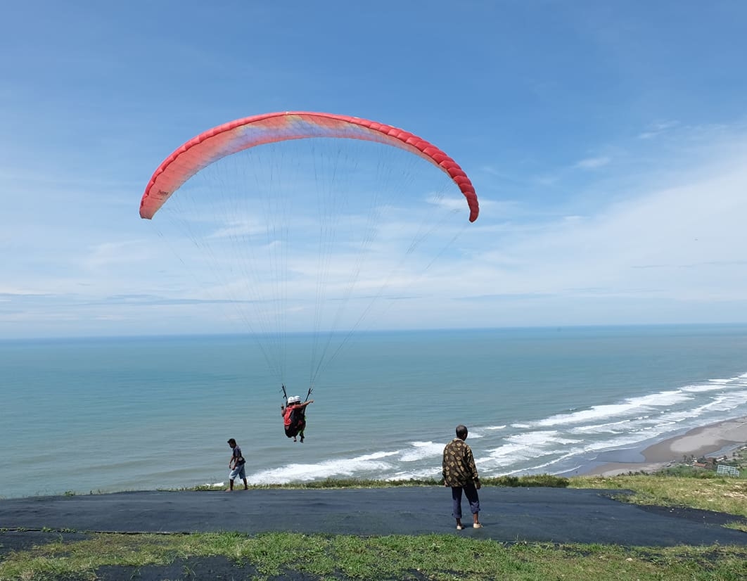 Banner Mau ke Bukit Paralayang Jogja? Cek Dulu Harga Tiket Masuknya!
